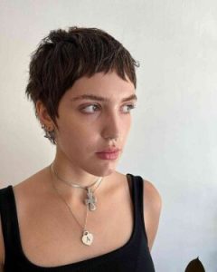 Razor Cut Hairstyles To Revamp Your Style - Glamour Corner